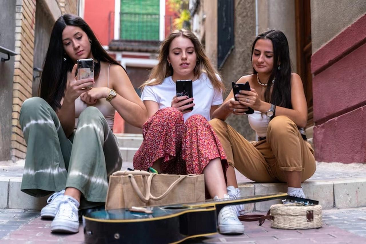 The Impact Of Social Media On Fashion Trends Today